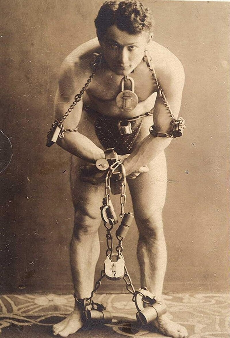 Легендарный фокусник Гарри Гудини перед выполнением своего знаменитого побега из камеры, 1899 год.