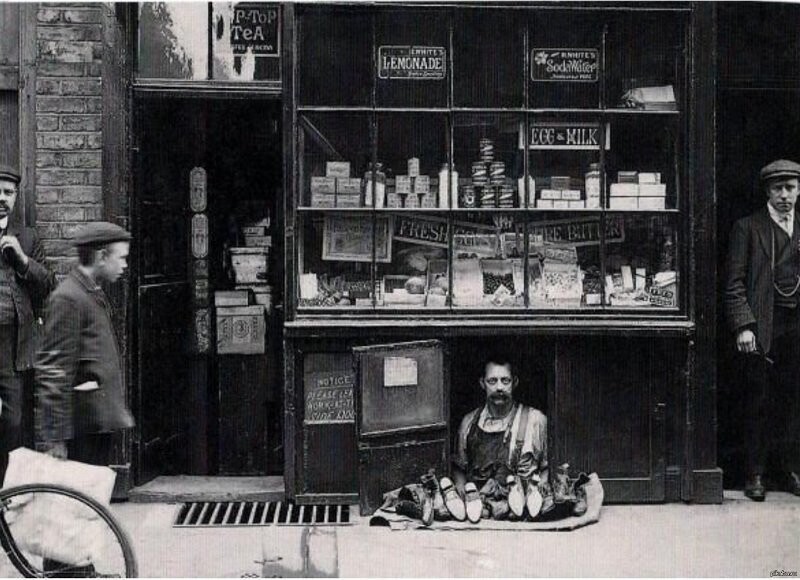 Самый маленький в мире магазин. Площадь — примерно 1,2 м². Лондон, 1900 год.