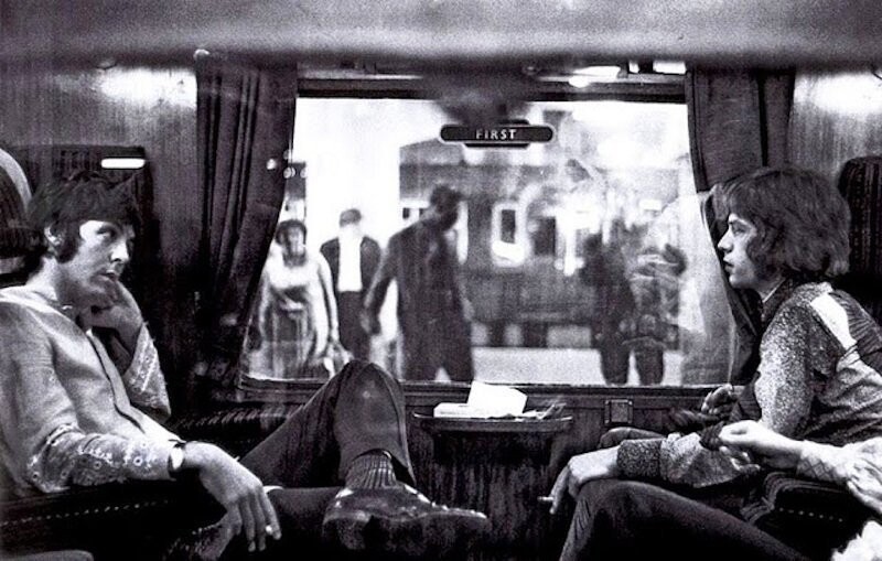 Молодые Пол Маккартни и Мик Джаггер в поезде, 1967-й.