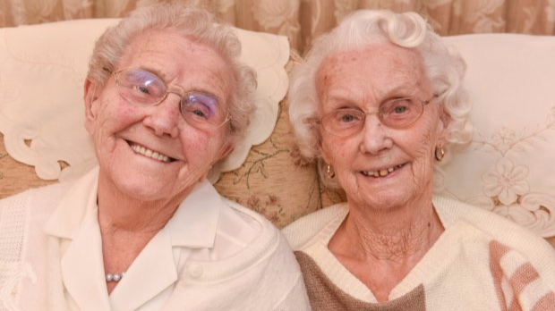Рыба и бухлишко: 102-летние бабули-близнецы раскрыли свой секрет долголетия