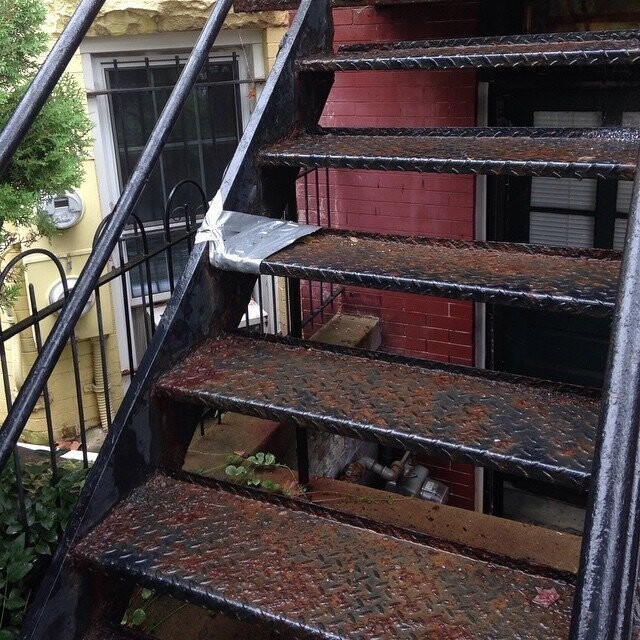 Надеюсь, никто не ходит по этой лестнице