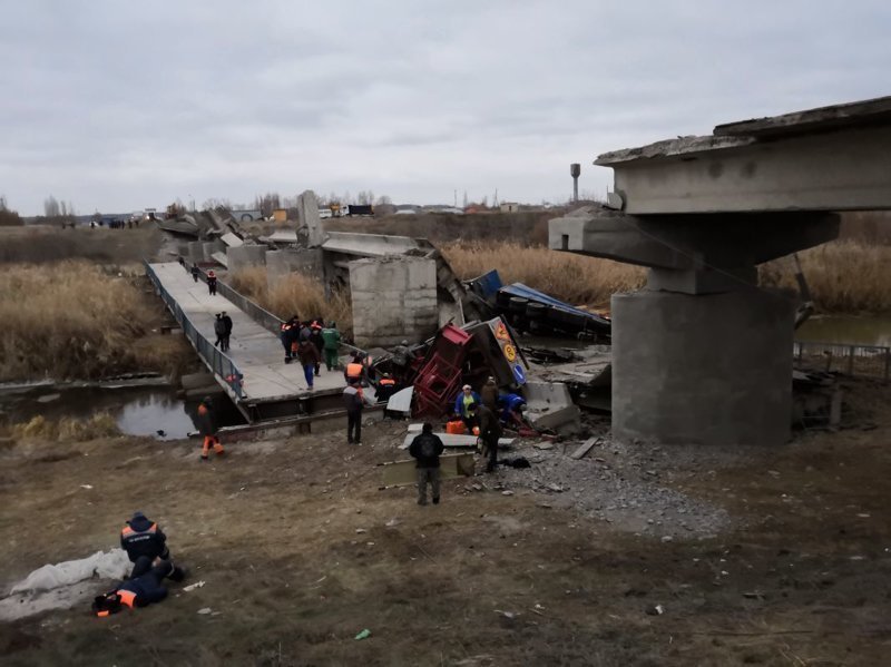 Уже девятый: в Воронежской области под тяжестью двух грузовиков обрушился мост