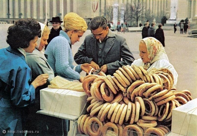 ВДНХ. Фото 1960-х гг.  Продажа бубликов по 5 копеек за штуку.