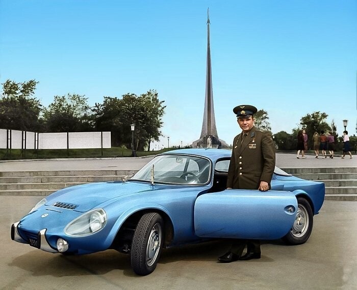 Юрий Гагарин с подаренным ему французами авто Matra Bonnet Djet VS