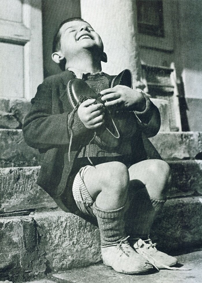 Австрийский мальчик с новыми ботинками во время Второй мировой войны