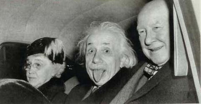 Фотограф попросил Эйнштейна сделать умное лицо