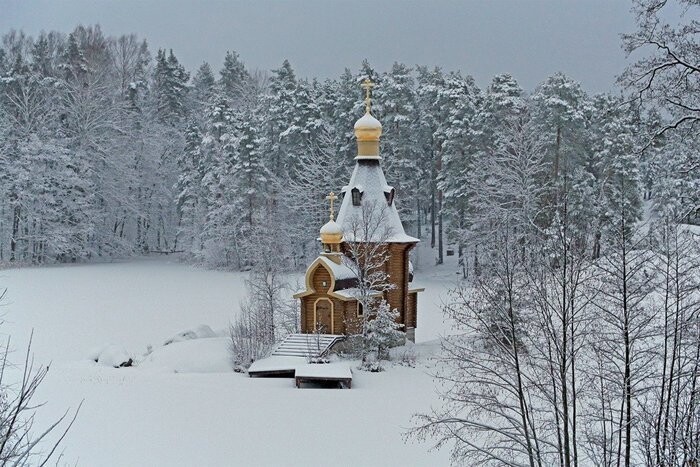 Русская церковь сказочной красоты, построенная на острове-скале
