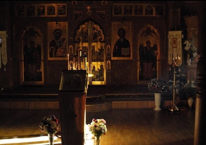 Русская церковь сказочной красоты, построенная на острове-скале