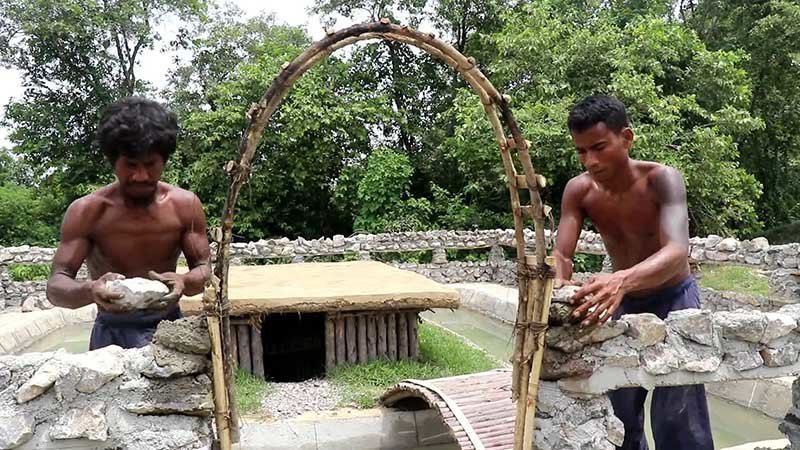 Мужчины выкопали бассейн и построили секретный подземный дом с помощью примитивных инструментов