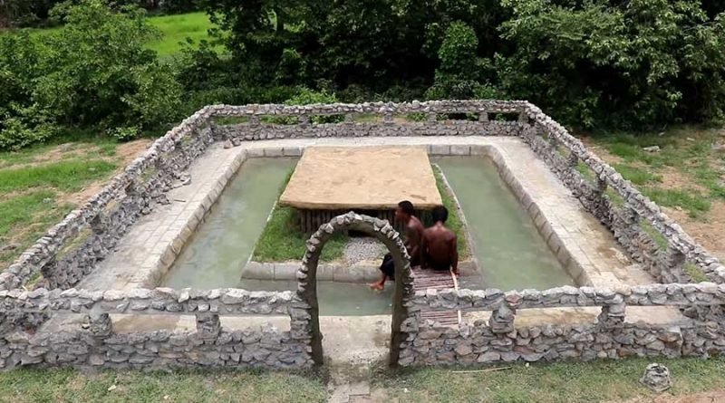 Мужчины выкопали бассейн и построили секретный подземный дом с помощью примитивных инструментов