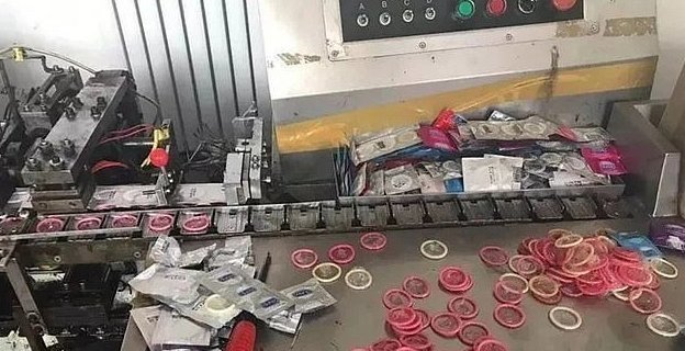 Китайская полиция накрыла фабрику по производству новых Durex из презервативов б/у