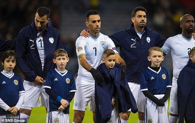 Израильские футболисты укрыли своими куртками детей, чтобы те не замерзли