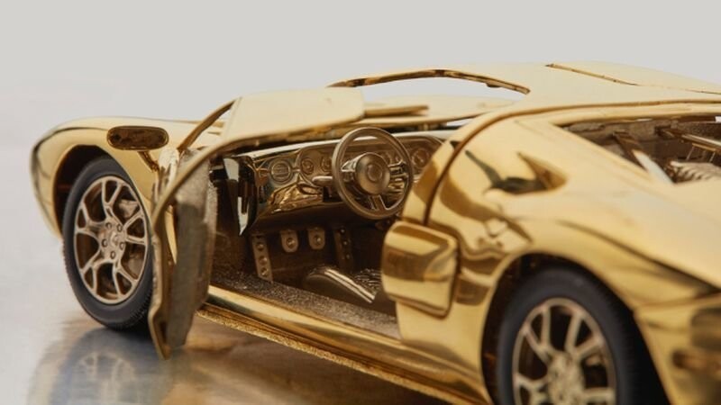 Миниатюрный  Ford GT выполненный из натурального золота уйдет с молотка
