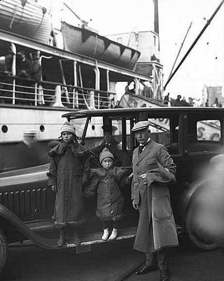 15. Руаль Амундсен удочерил двух чукотских девочек в 1921 году, а в 1924 году нашел им в Канаде новые семьи