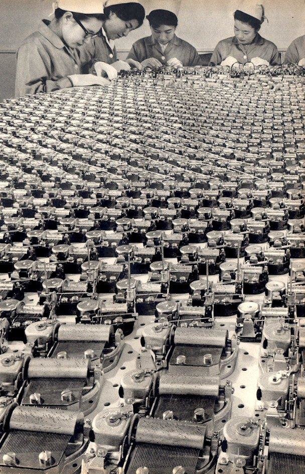 30. Сборщицы на фабрике музыкальных ящиков, Япония, 1963 год
