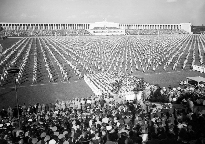 23. Массовые занятия гимнастикой во время “Дня единства“. Нюрнберг, 8 сентября 1938 года