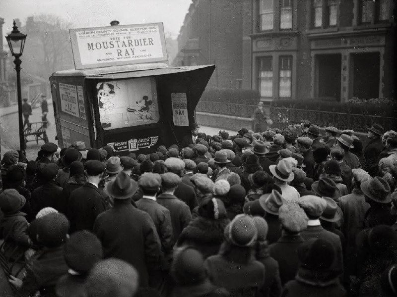 10. Показ мультика про Микки Мауса на маленьком экране в Лондоне в 1923 году. Этот показ был частью рекламной компании сэра W. Ray на выборах в окружной совет Лондона