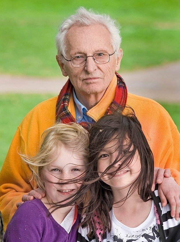 Дэвид Дуглас, 12-й маркиз Куинсберри, с дочерью Бет и внучкой