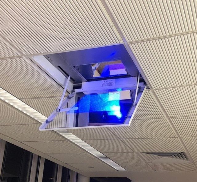 10. В этой школе используют зеркальный проектор, выдвигаемый прямо из потолка