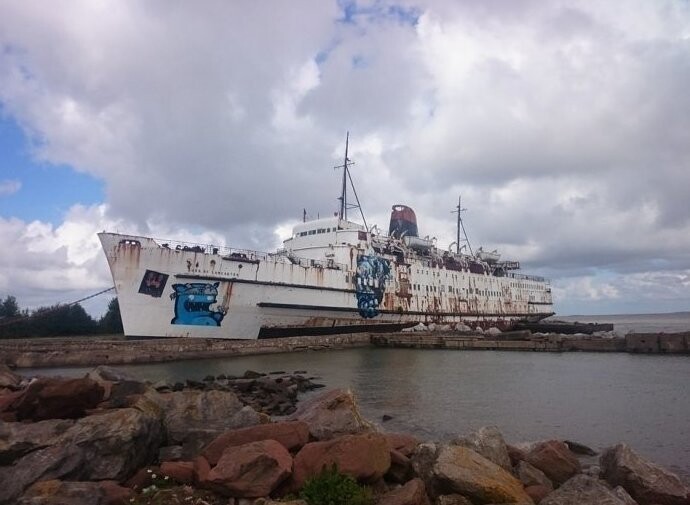 Жуткий заброшенный пассажирский пароход превратился в неожиданную туристическую достопримечательность 