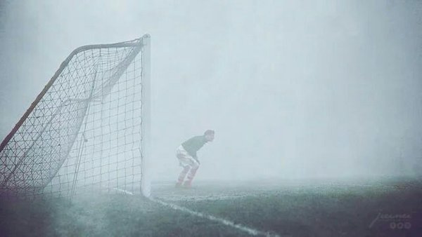 Вратарь Сэм Бэртрэм в одиночестве караулит ворота, даже не подозревая, что игра была прервана из-за тумана 15 минут назад. 25 декабря 1937 года. 