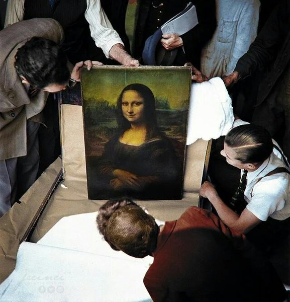 Мону Лизу достают из секретного тайника, где она находилась всю Вторую Мировую войну. 1945 год 