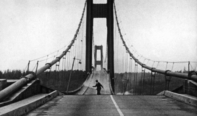Единственный водитель спасается во время крушения Такомского моста, США, 1940 год 
