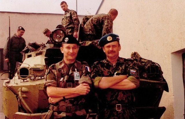Французские и российские военные во время миротворческой миссии ООН, август 1999 года, Косово 