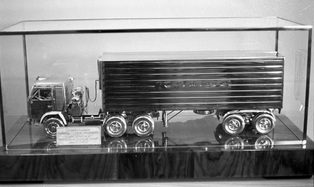 Позолоченная модель грузовика КАМАЗ для Генерального секретаря ЦК КПСС Леонида Ильича Брежнева, подаренная ему в честь его 70-летия, в декабре 1976 года. 