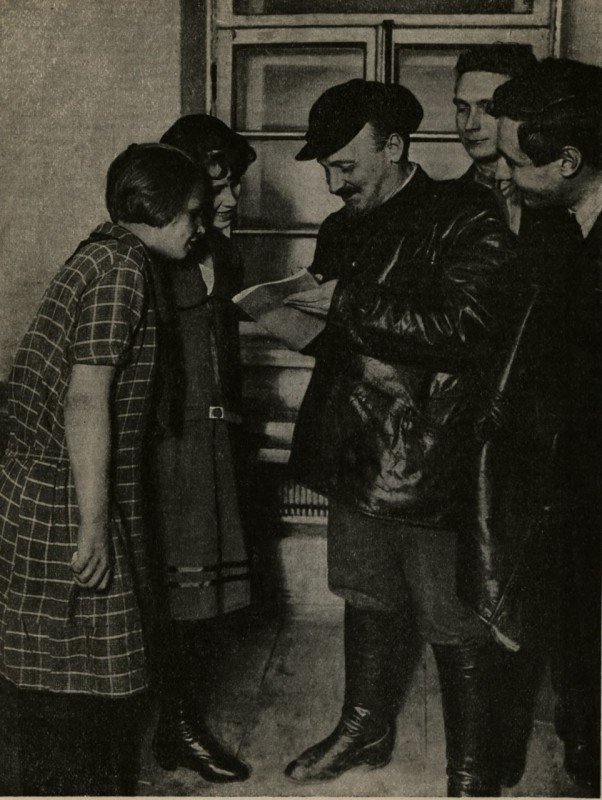 Николай Бухарин даёт обещание пионерам бросить курить. 1928 год.