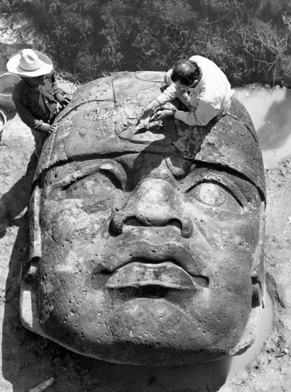 Гигантская голова ольмеков найденная в Мексике, 1946 год. 