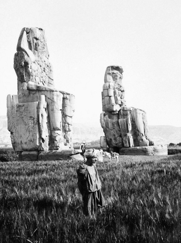 Колоссы Мемнона - гигантские каменные статуи фараона Аменхотепа III, Египет, 1910 год. 