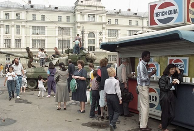 Контрасты конца существования СССР, 19 августа 1991 года, Москва. 