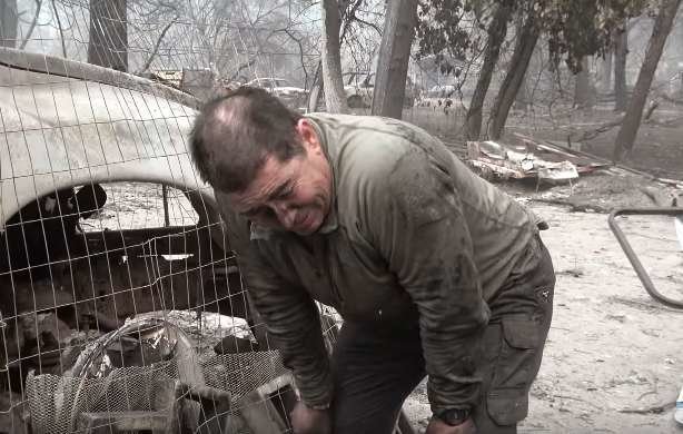Мужчина со слезами на глазах достал кошку из-под сгоревшего грузовика