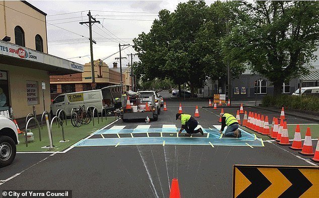 Австралийские дорожники решили подойти к пешеходной зебре творчески и с помощью художников создали оптическую иллюзию прямо на дороге