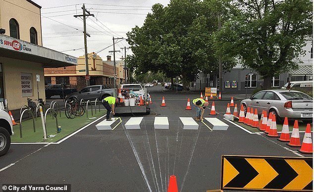 Теперь пешеходный переход выглядит как преграда из белых блоков. Иллюзия красуется на одной из оживленных дорог округа Фицрой в Мельбурне