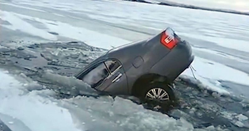 Пьяный водитель решил покататься по тонкому льду и утопил машину