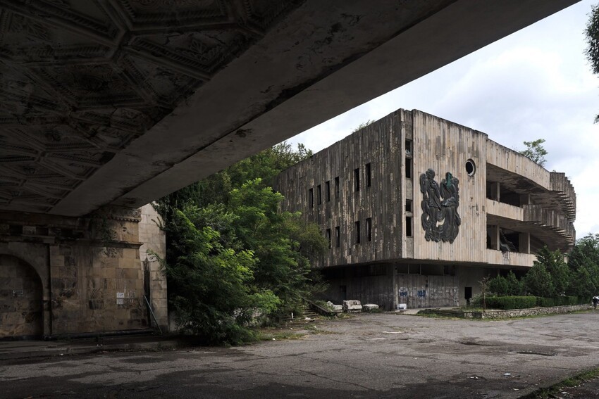 Покинутый мир. Заброшенная улица. Заброшка улица. Заброшка в городе. Заброшенные муниципальные здания.