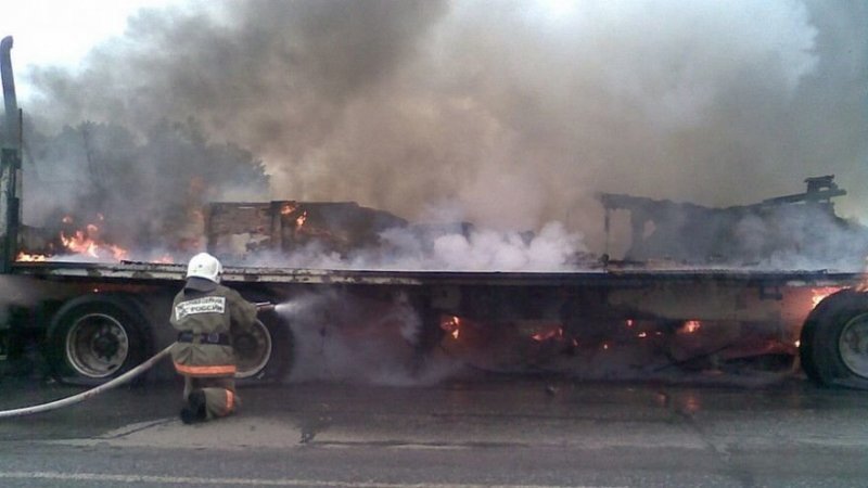 Авария дня. Отлетевшее колесо привело к ДТП с пожаром в Воронежской области