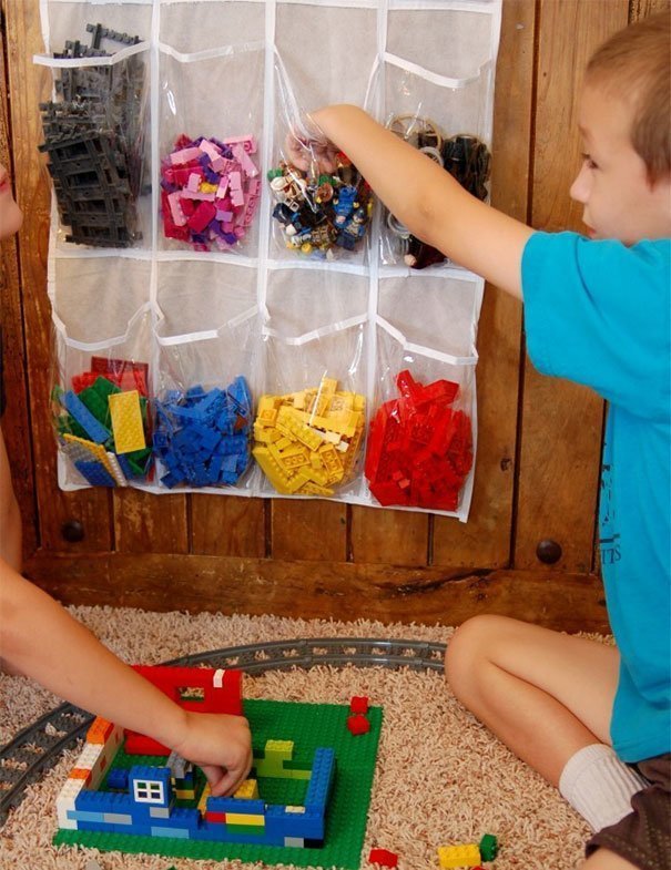 17. «Используйте органайзер для хранения обуви, чтобы рассортировать Лего по цветам»
