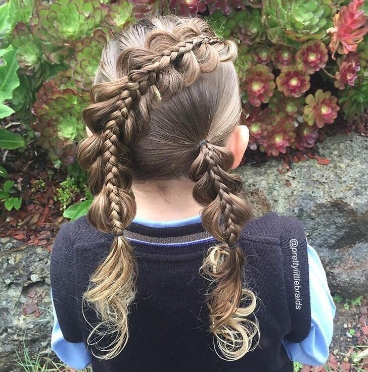 Эта мамочка плетет невероятные косы своей дочери каждое утро перед школой