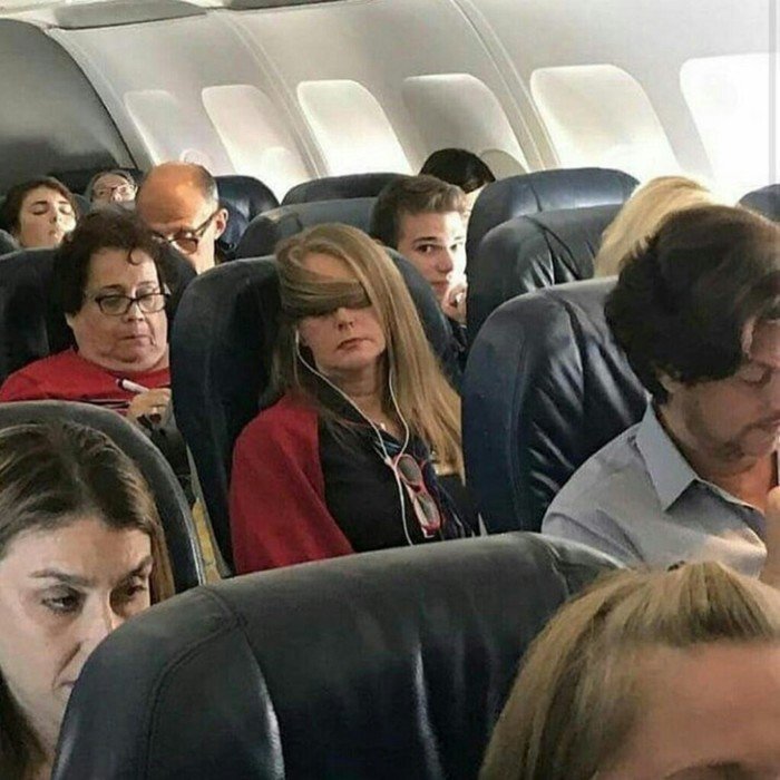 Спать в самолёте, прикрываясь своими волосами