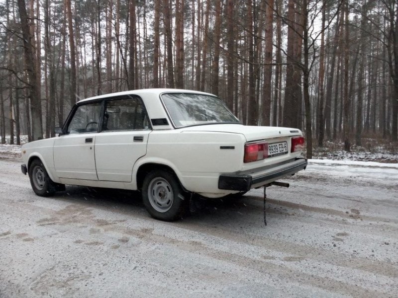 Интересный экземпляр - ВАЗ-2105 с "автоматом". Машина 1986 года выпуска с пробегом 115 тысяч километров продается за 3250 рублей, или 1540 долларов.