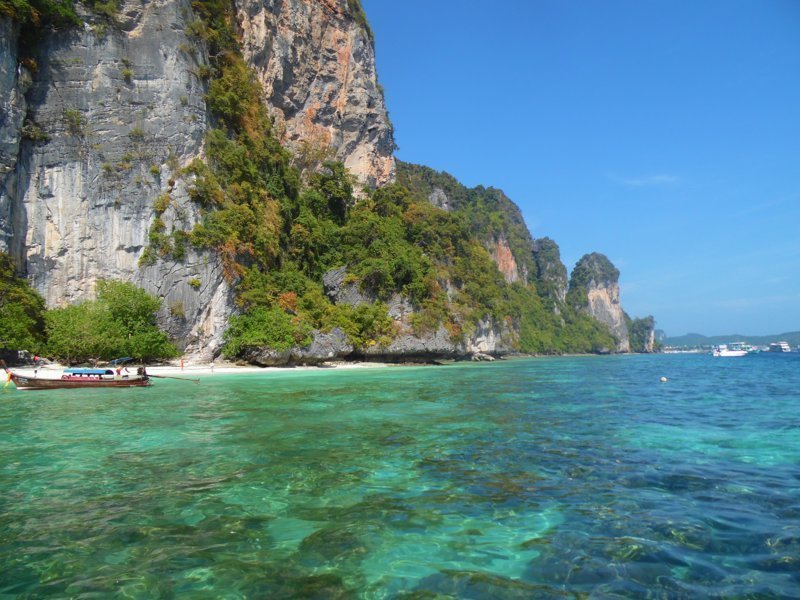 Местом съёмок в фильме стала бухта и пляж Майя-Бей на острове Пхипхи-Лей в Тайланде. Это то место, где происходили все события, показанные в фильме. Здесь герои плавали, рыбачили и веселились.