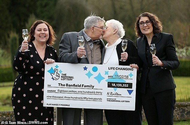 Старейшие в Великобритании победители лотереи рассказали, как потратили деньги