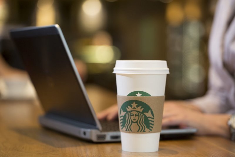 Starbucks запустит инструмент блокировки контента, чтобы предотвратить просмотр порно в своих кофейнях