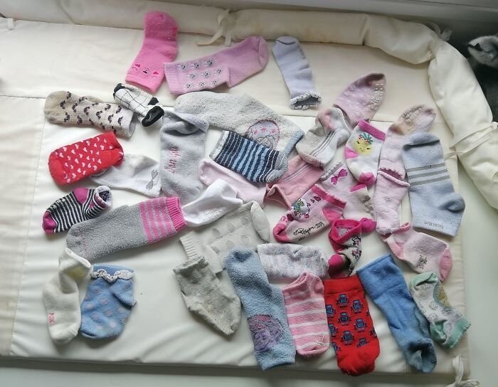 30 разных детских носков, все без пары, я даже не помню чтобы мы покупали столько носков! 