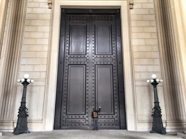 Двери в здании Национального архива США