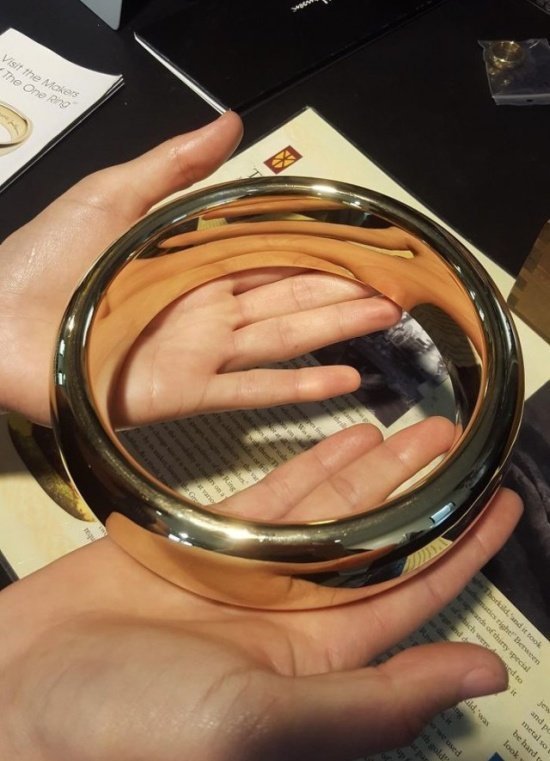 Кольцо такого размера использовали для съемки некоторых эпизодов фильма "Властелин колец"