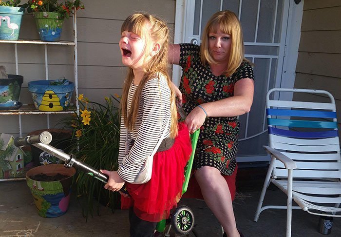 "Моя жена отрезает любимую юбку дочери, чтобы освободить колесо самоката"